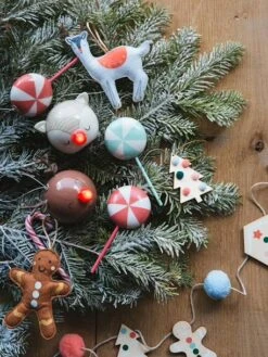 Les 4 Décorations Candy à Suspendre Rouge - Vertbaudet -Enfant Meubles Boutique les 4 decorations candy a suspendre 3