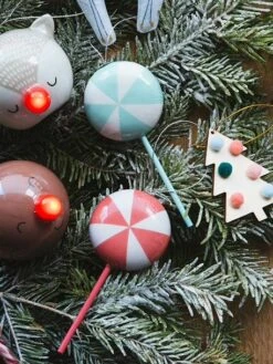 Les 4 Décorations Candy à Suspendre Rouge - Vertbaudet -Enfant Meubles Boutique les 4 decorations candy a suspendre 4